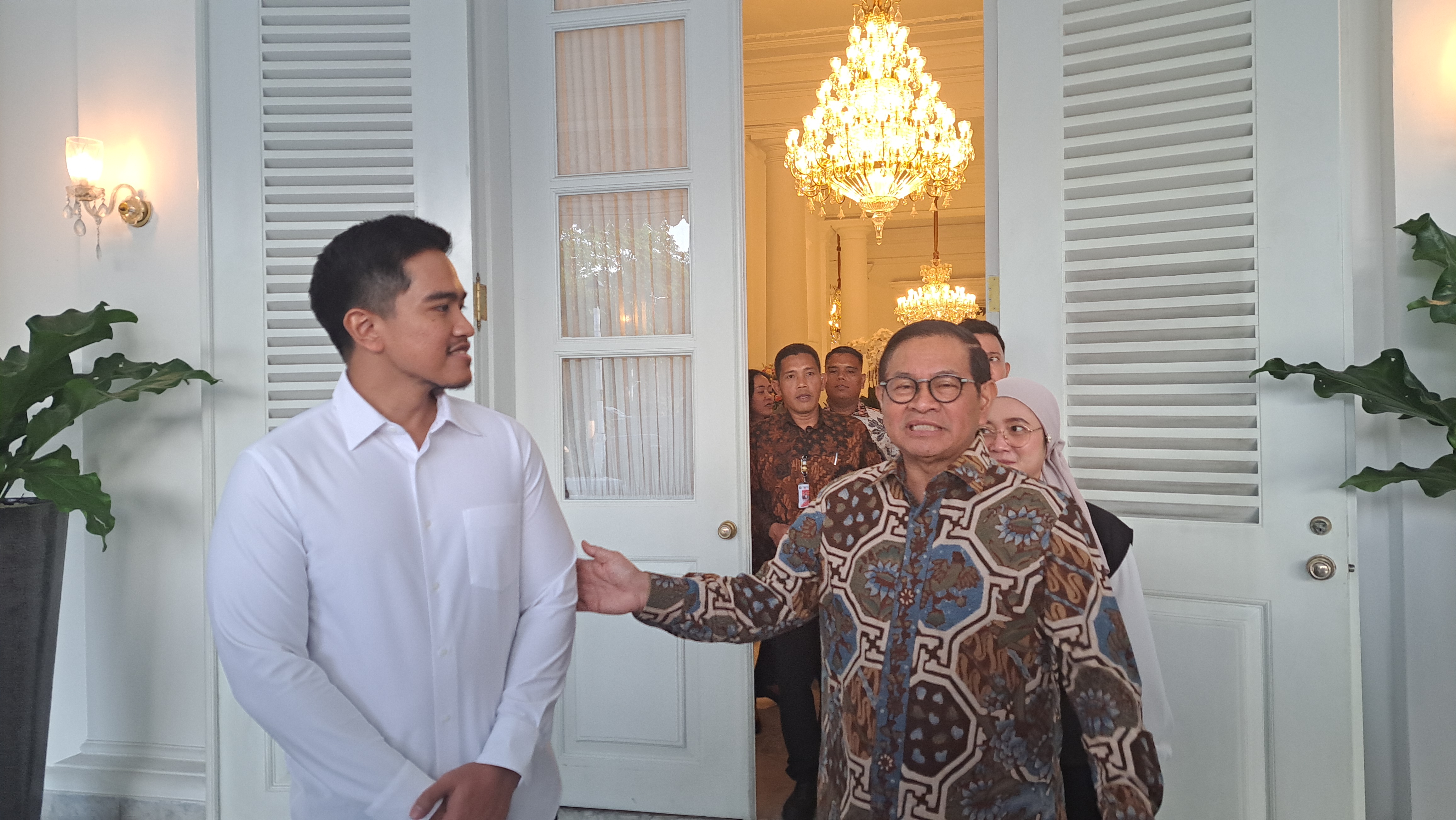 Bertemu Hampir 1 Jam, Pramono Titip Pesan Politik ke Kaesang untuk Fokus dan Tak Hina Orang Lain Ketum PSI Kaesang Pangarep bertemu dengan Gubernur Jakarta Pramono Anung di Balai Kota. (BeritaNasional/Lydia)