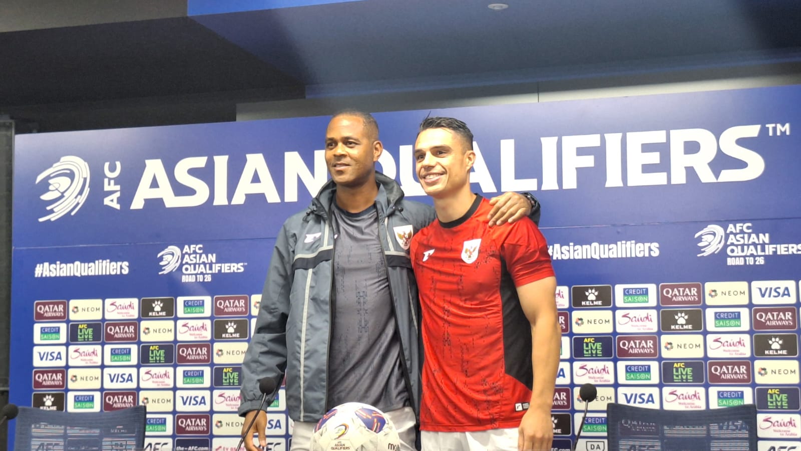 Indonesia Siap Hadapi Jepang, Patrick Kluivert: Pertandingan yang Dinantikan Pelatih Timnas Indonesia Patrick Kluivert dan Pemain Timnas Indonesia Joey Pelupessy. (Foto/PSSI Pers)