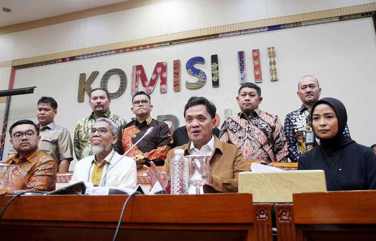 Ketua Komisi III DPR RI, Habiburokhman Bersama Dirjen Kekayaan Intelektual Kementerian Hukum Razilu serta musisi Tantri 'Kotak' menggelar konferensi pers usai rapat tertutup di Gedung DPR RI, Kompleks Parlemen, Senayan, Jakarta, Jumat (20/6/2025).  (Beritanasional.com/Oke Atmaja)