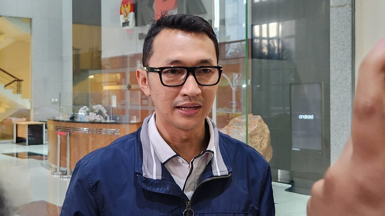 Jubir KPK Budi Prasetyo memberikan keterangan kepada wartawan. (BeritaNasional/Panji)