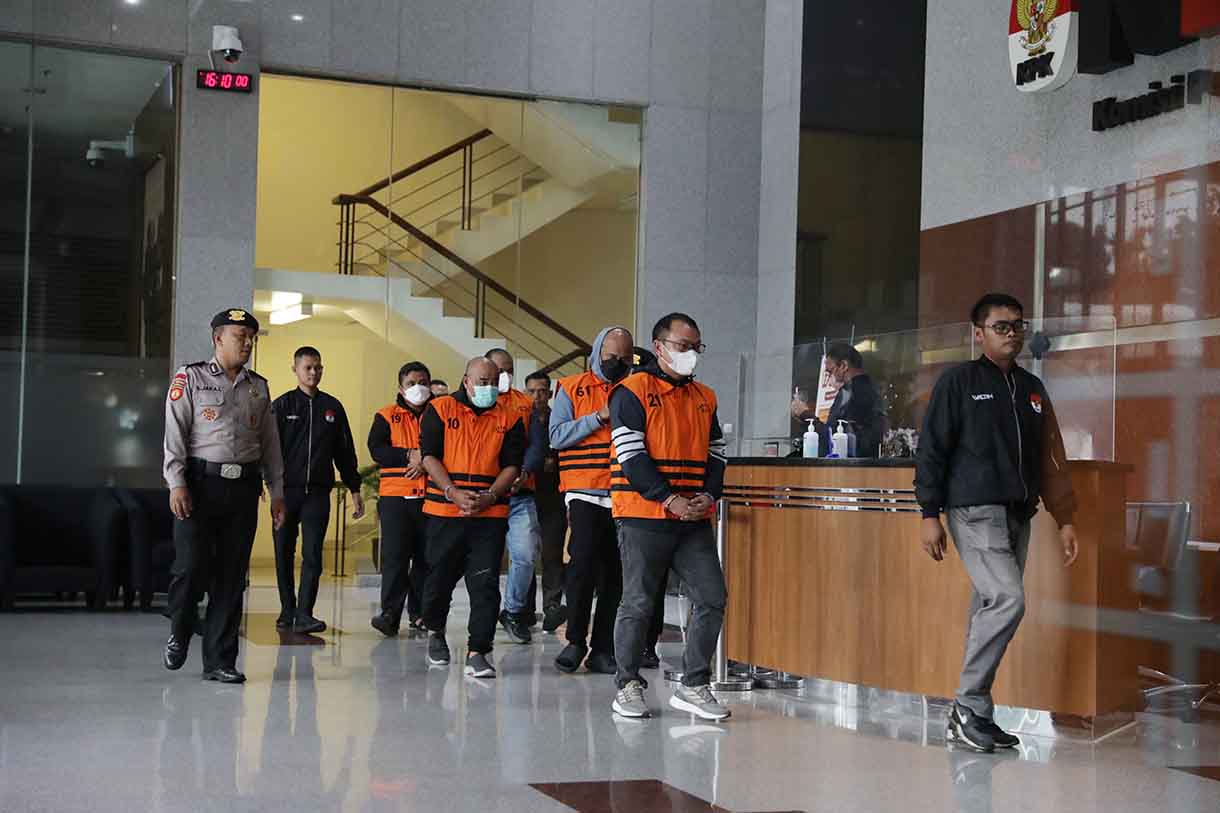 Lima tersangka kasus dugaan korupsi proyek pembangunan jalan di Dinas PUPR dan preservasi jalan di Satuan Kerja Pelaksanaan Jalan Nasional (PJN) Wilayah I Sumatera Utara mengenakan rompi tahanan usai menjalani pemeriksaan di Gedung Merah Putih KPK, Jakarta, Sabtu (28/6/2025).  (Beritanasional.com/Oke Atmaja)