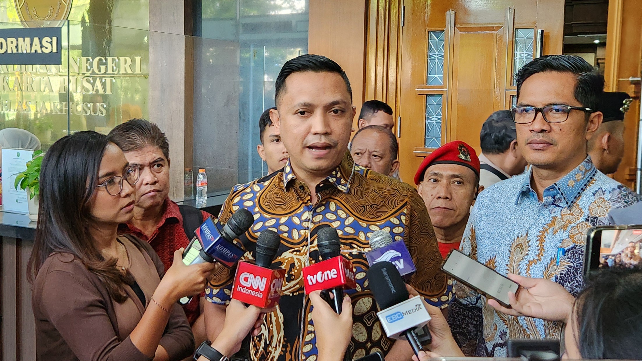 Tim pengacara terdakwa Hasto Kristiyanto memberikan keterangan kepada wartawan. (BeritaNasional/Panji)