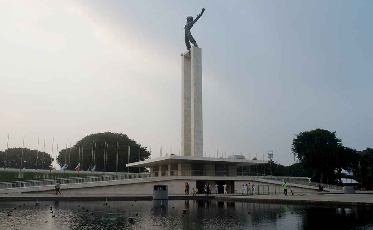 Warga beraktifitas di Taman Lapangan banteng, Jakarta, Minggu (8/6/2025). (Beritanasional.com/Oke Atmaja)