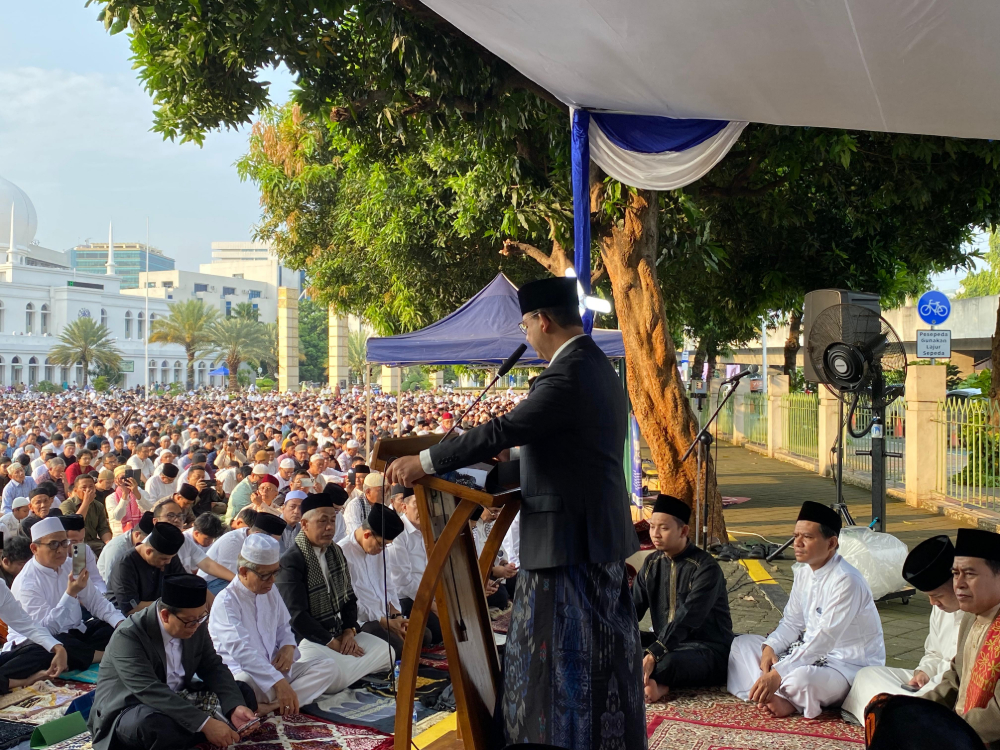 Mantan Gubernur DKI Jakarta Anies Baswedan berkutbah setelah melaksanakan salat Idul Adha di Masjid Agung Al Azhar. (BeritaNasional/Bachtiarudin Alam)