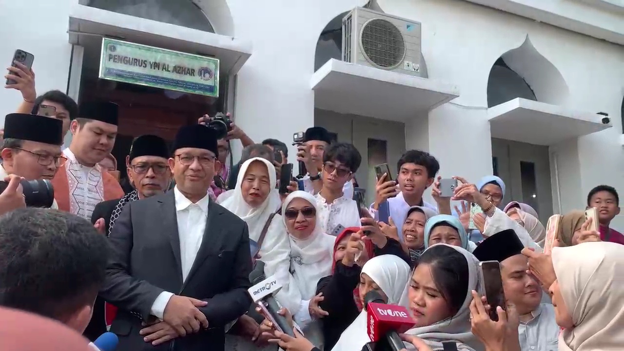 Mantan Gubernur Jakarta Anies Baswedan (kiri) setelah melakukan salat Idul Fitri. (BeritaNasional/Bachtiarudin Alam)