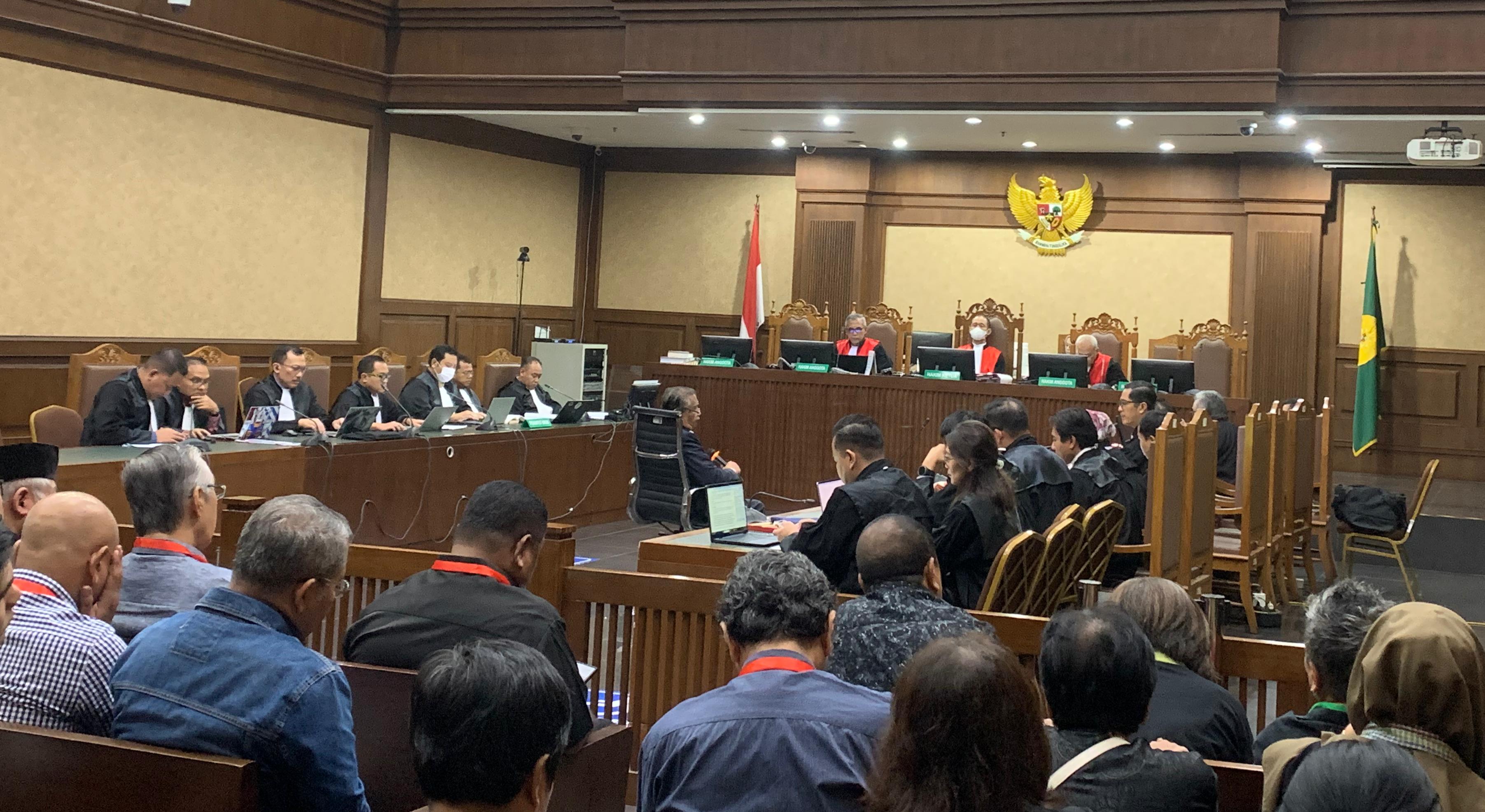 Mantan hakim MK Maruarar Siahaan saat duduk di kursi sebagai saksi persidangan Sekjen PDIP Hasto Kristiyanto. (BeritaNasional/Panji Septo)