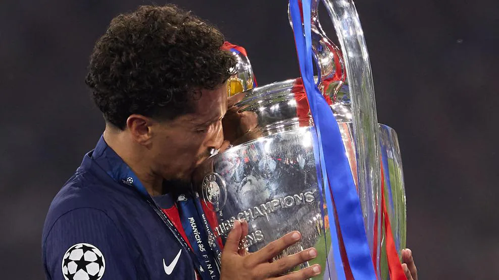 Marquinhos mencium trofi Liga Champions. (Foto/UEFA)