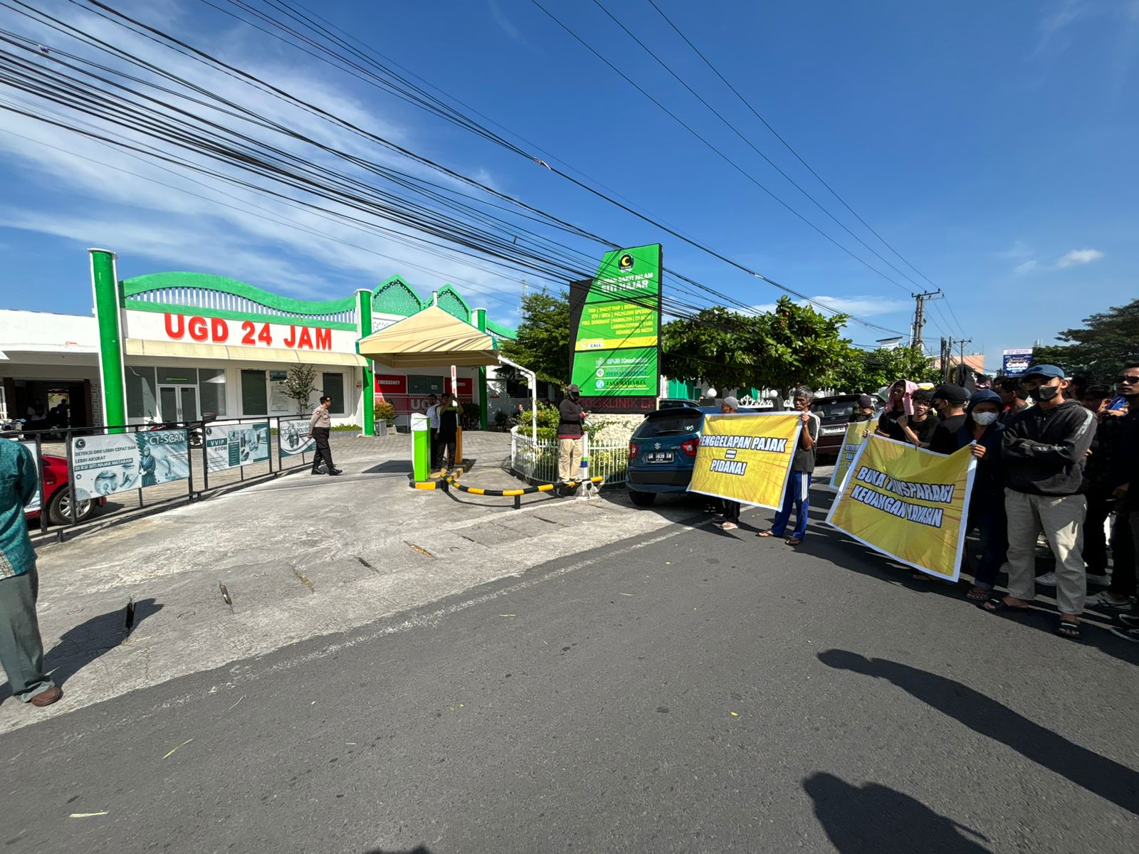 Massa Demo Depan RSI NTB. (Foto/istimewa)
