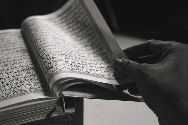 Ilustrasi membaca Alquran (BeritaNasional/pixabay)