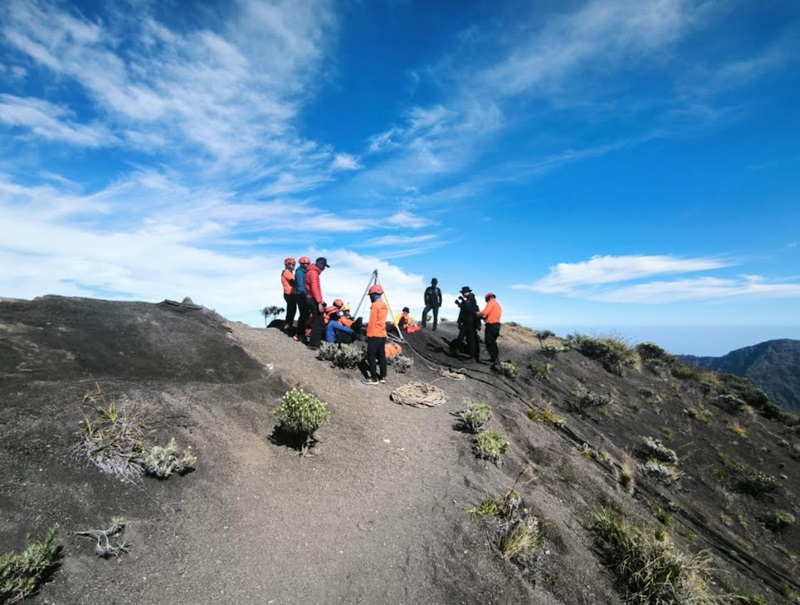 Tim sar mencari pendaki Brasi di Gunung Rinjani  (Beritanasional/Bachtiar))