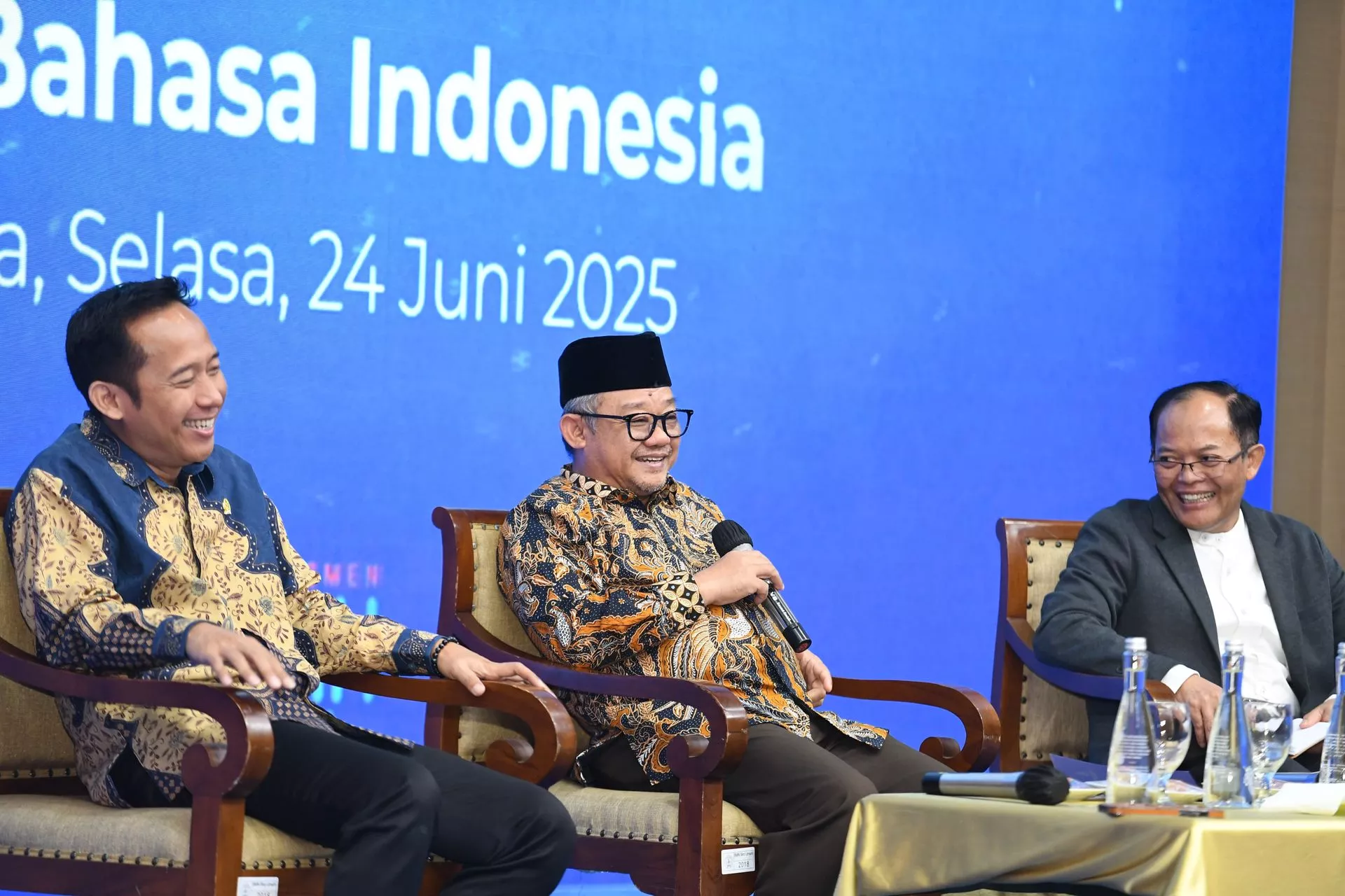 Mendikdasmen Abdul Mu'ti (tengah). (Foto/Dok Kemendikdasmen)