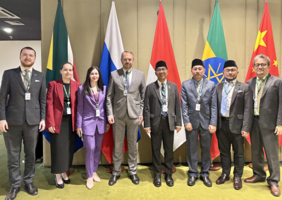 Mendiktisaintek Brian Yuliarto (empat dari kanan) saat sesi pembahasan The BRICS TVET di Brasil. (Foto/Kemdiktisaintek)