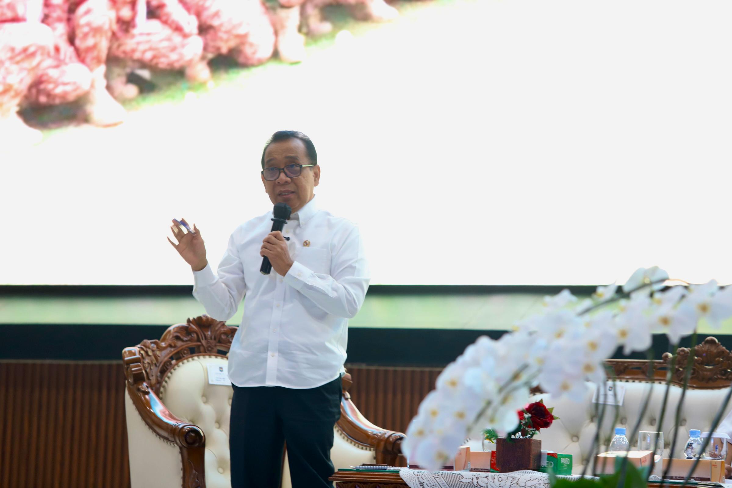 Menko PMK saat menyampaikan materi pada Retret Kepala Daerah Gelombang Kedua di Kampus IPDN Jatinangor, Kabupaten Sumedang. (Foto/Kemenko PMK)