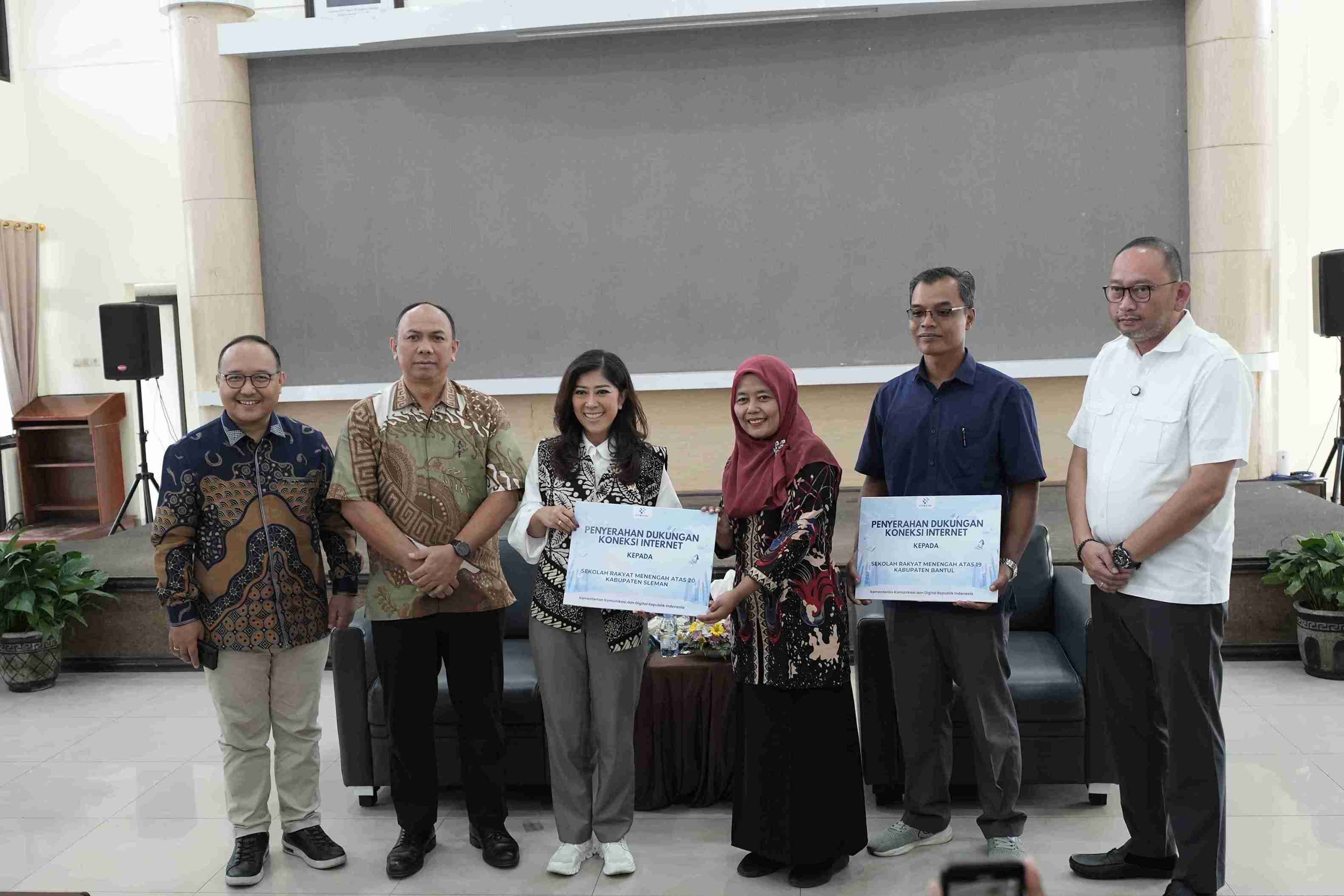 Menkomdigi Meutya Hafid (tiga dari kiri) menyerahkan bantuan secara simbolis terkait layanan internet cepat. (Foto/Kemensos)