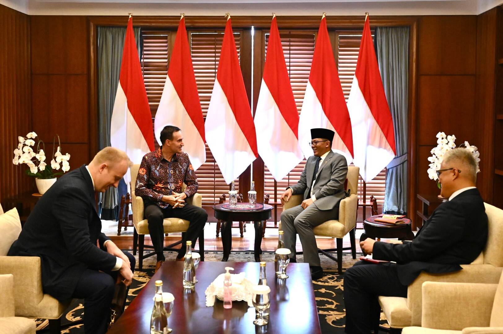 Menlu Indonesia Sugiono (kanan) berbincang dengan delegasi Finlandia. (Foto/Kemlu)