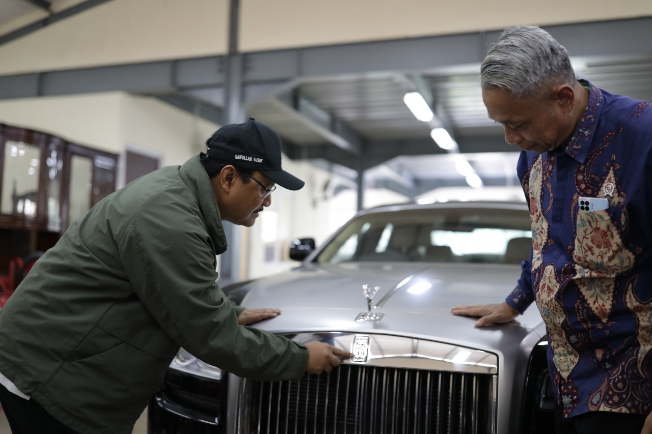 Mensos Saifullah Yusuf alias Gus Ipul (kiri) dalam pelelangan mobil Rolls-Royce. (Foto/Kemensos)