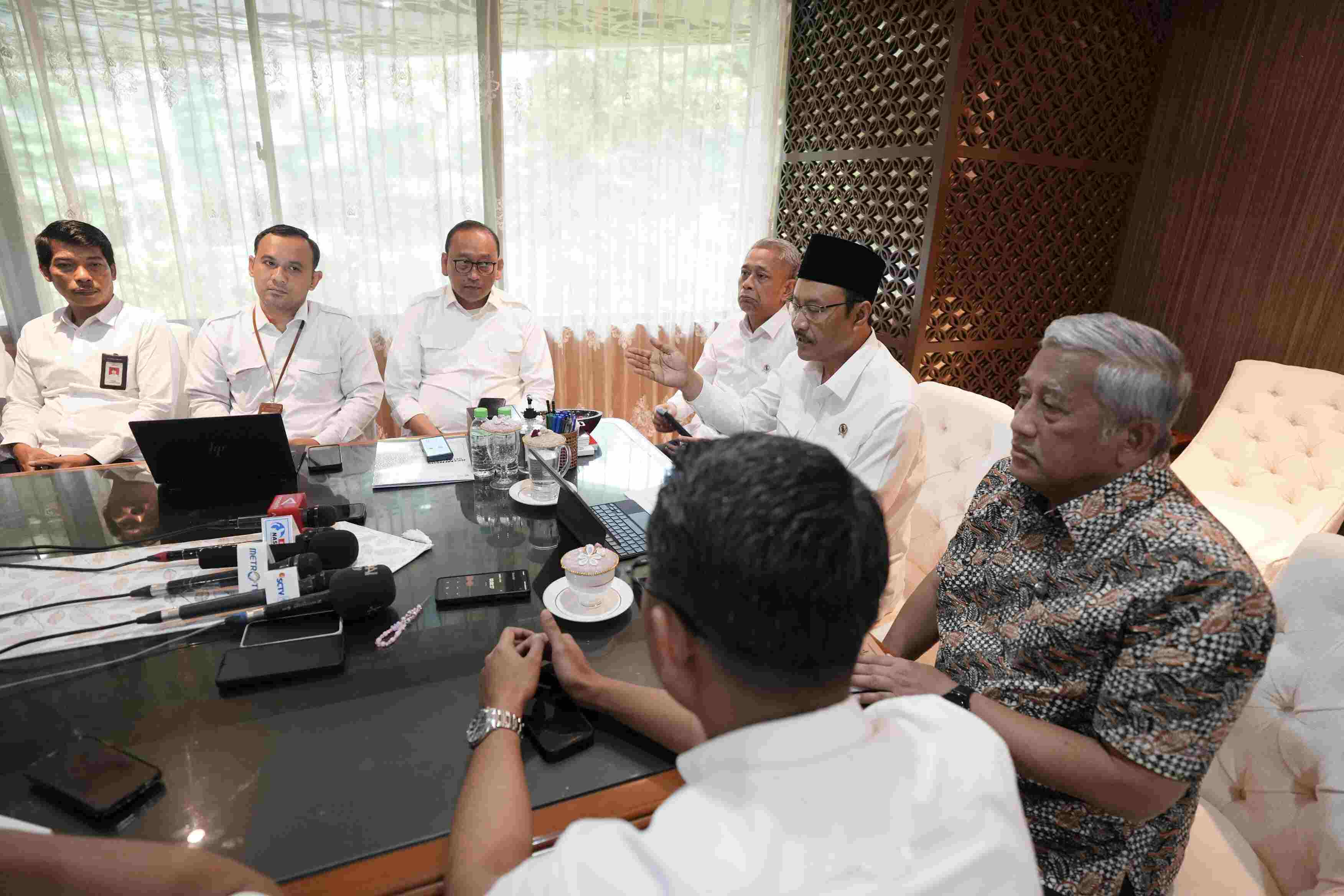 Mensos Saifullah Yusuf (dua dari kanan) bersama Ketua Tim Formatur Sekolah Rakyat M. Nuh (kanan) saat rapat. (Foto/Kemensos)