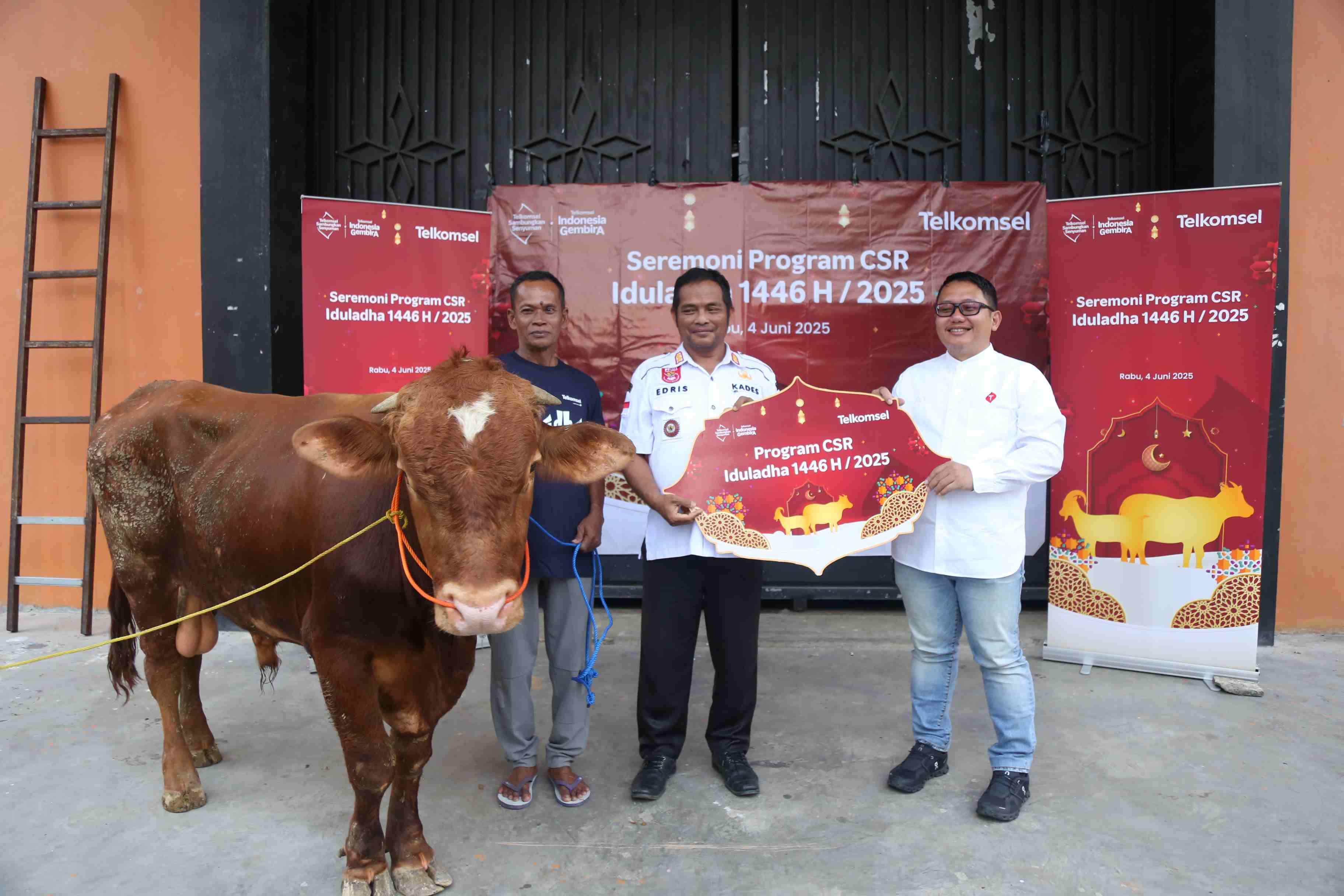 Telkomsel Salurkan 660 Hewan Kurban ke 42.000 Keluarga Lewat Program ‘Sambungkan Senyuman’. (Foto/doc. Telkomsel)