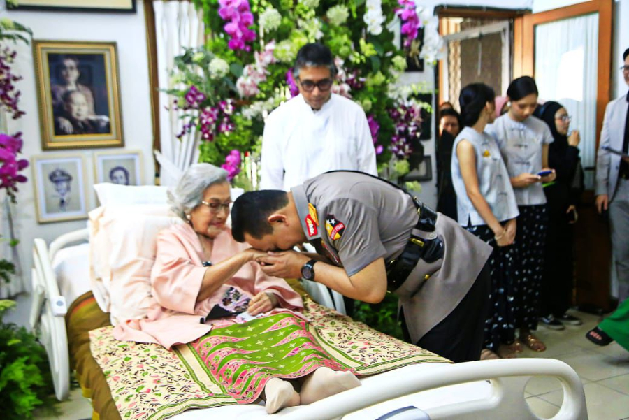 Meriyati Hoegeng Genap 100 Tahun, Kapolri hingga Megawati Hadir Beri Penghormatan Momen Kapolri Jenderal Polisi Listyo Sigit Prabowo, hadir langsung dalam perayaan ulang tahun ke-100 Meriyati Hoegeng. (foto/doc. Humas Polri)