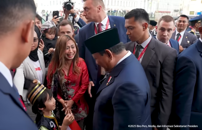 Anak diaspora minta Lego ke Prabowo di St. Petersburg, Rusia. (Foto/Sekretariat Presiden)