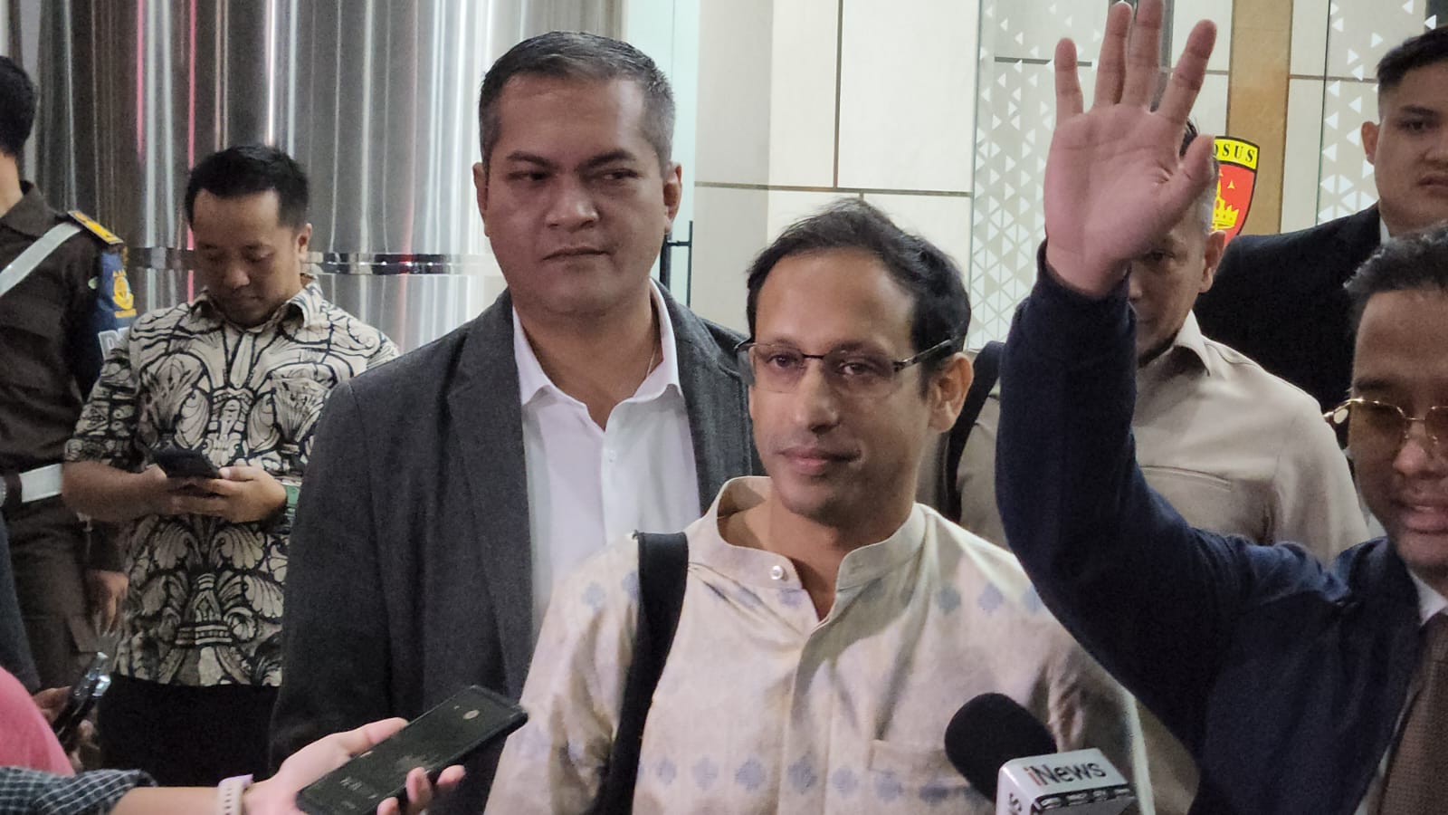 Nadiem Makarim mmemenuhi panggilan Kejaksaan Agung terkait pemeriksaan sebagai saksi kasus dugaan korupsi pengadaan sistem chromebook di Kemendikbudristek. (BeritaNasional/Panji Septo Raharjo)