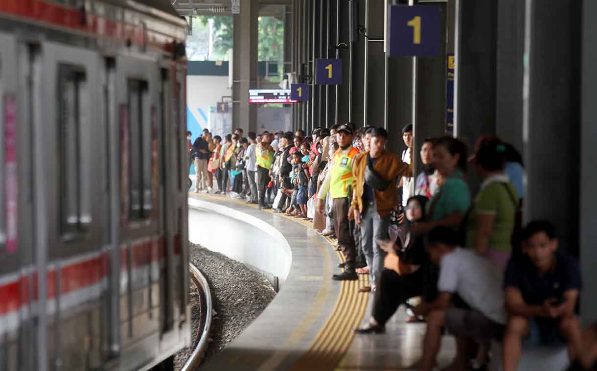 Calon penumpang menunggu kedatangan KRL Commuter Line di Stasiun Tanah Abang, Jakarta, Sabtu (28/6/2025).(Beritanasional.com/Oke Atmaja)