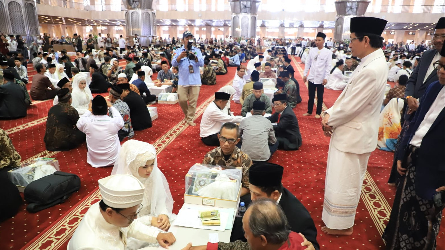 Nikah massal di Masjid Istiqlal dengan disaksikan Menag Nasaruddin Umar. (Foto/Kemenag)