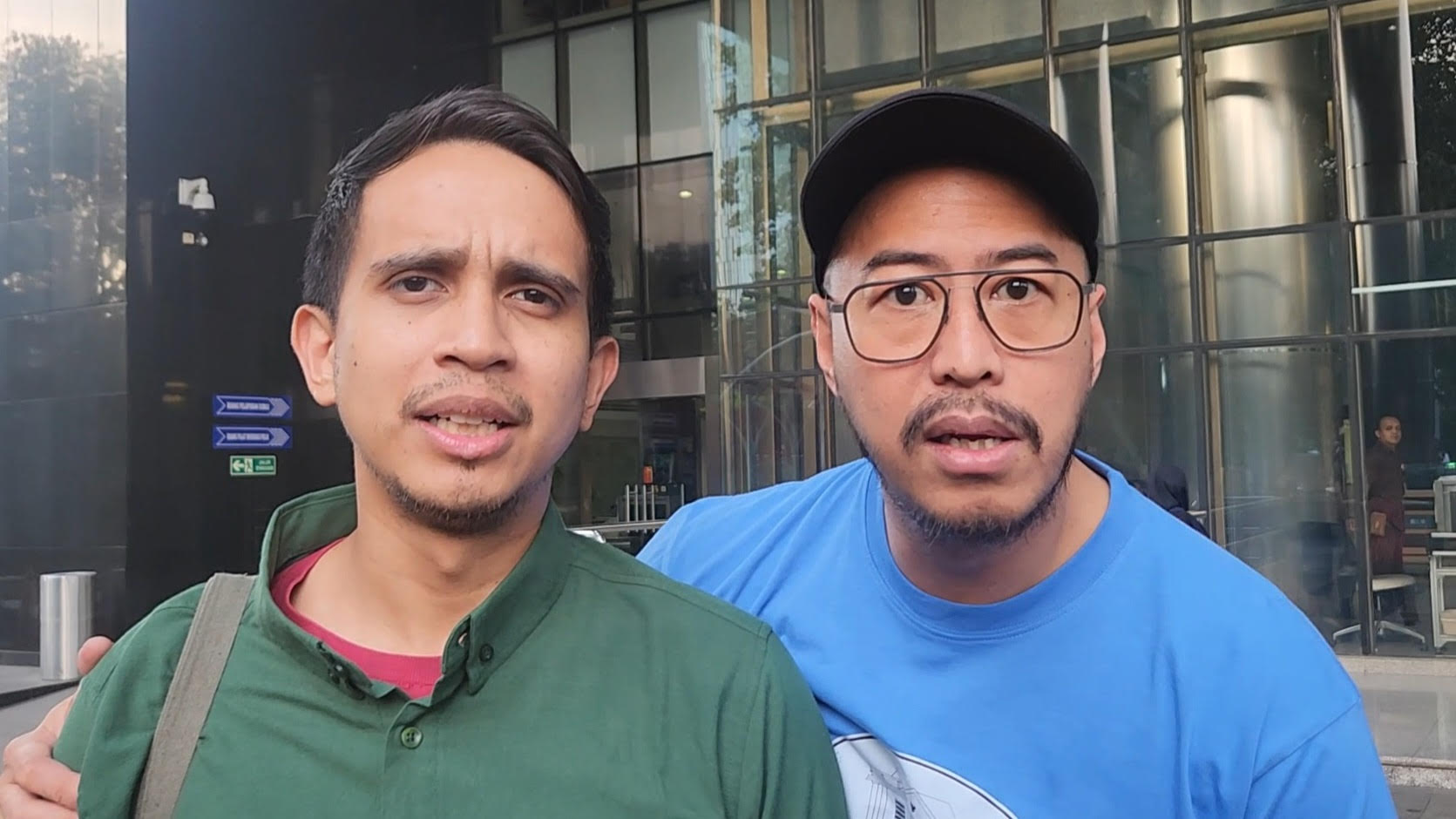 Dua influencer sekaligus YouTuber, Pandji Pragiwaksono (kanan) dan Andovi da Lopez, dalam rangka kolaborasi kampanye antikorupsi dengan KPK. (BeritaNasional/Panji Septo)
