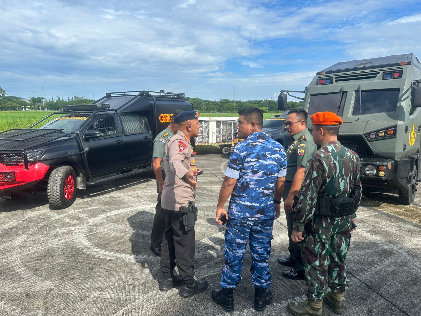 TNI dan Polri di lokasi bandar udara Kualanamu Sumatera Utara mengamankan pesawat Saudi Airlines yang mendapat teror bom. (BeritaNasional/Bachtiarudin Alam)