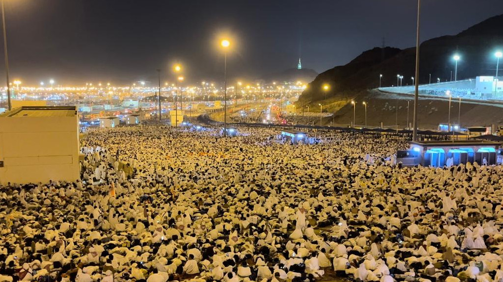Para jemaah haji melakukan mabit di Muzdalifah. (Foto/Kemenag)
