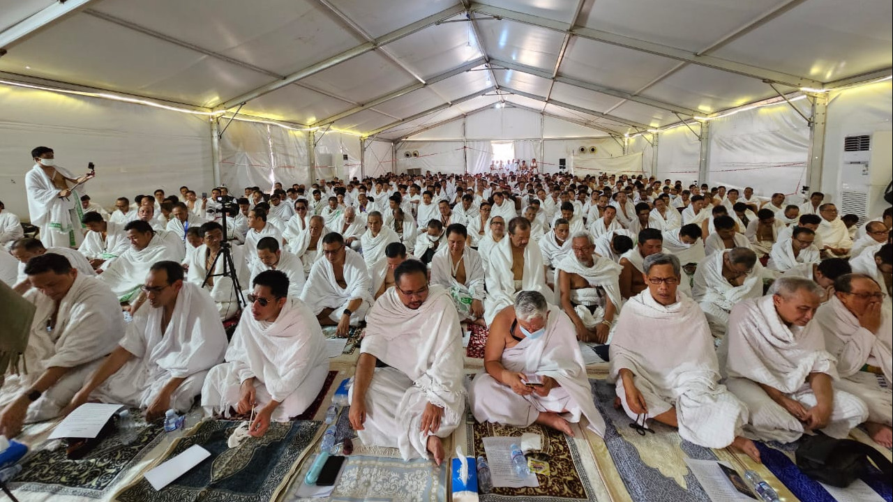 Para jemaah haji sedang wukuf di Padang Arafah. (Foto/Kemenag)