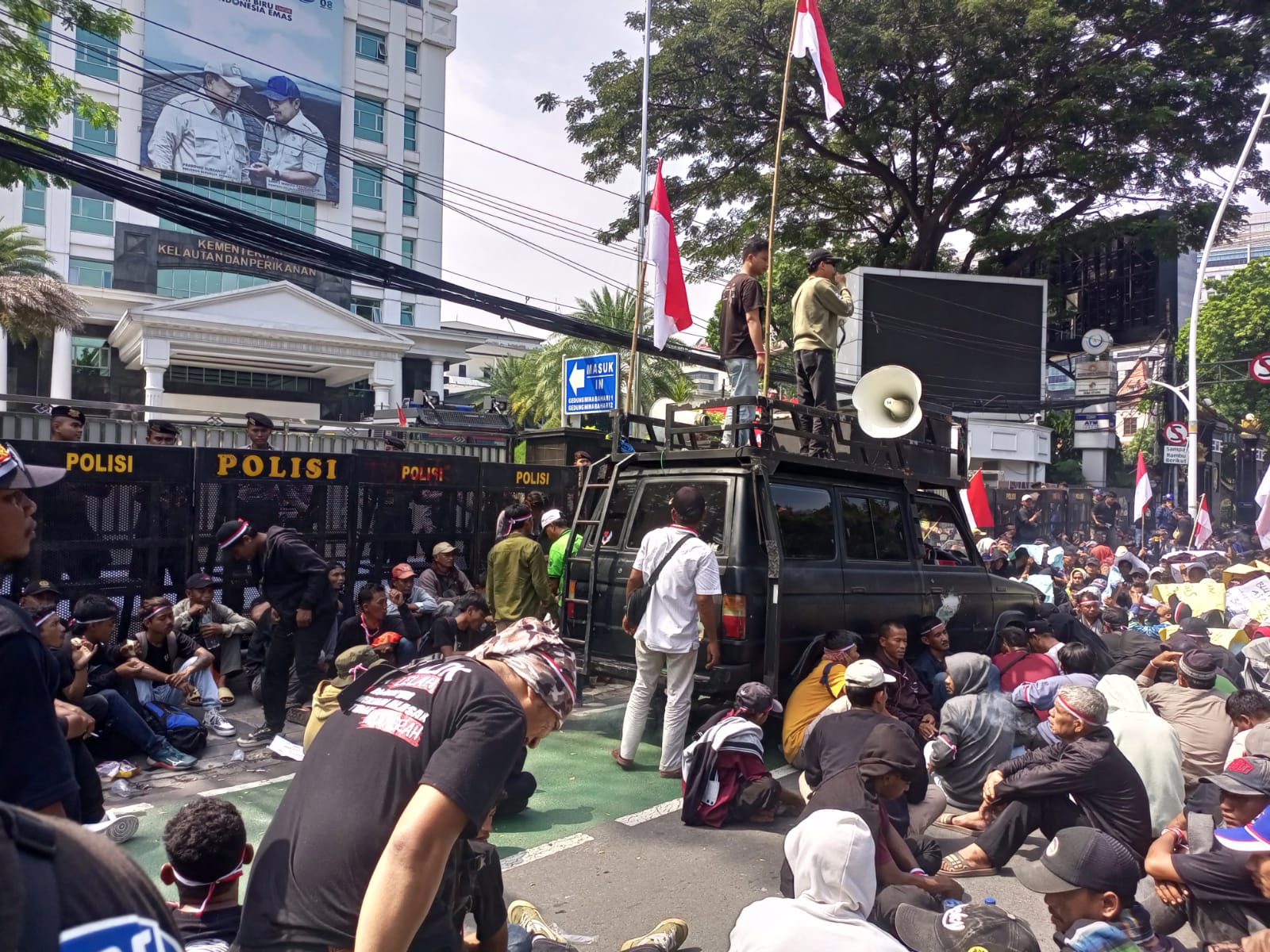 Para nelayan menggelar aksi unjuk rasa di depan kantor Kementerian Kelautan dan Perikanan. (BeritaNasional/Bachtiarudin Alam)