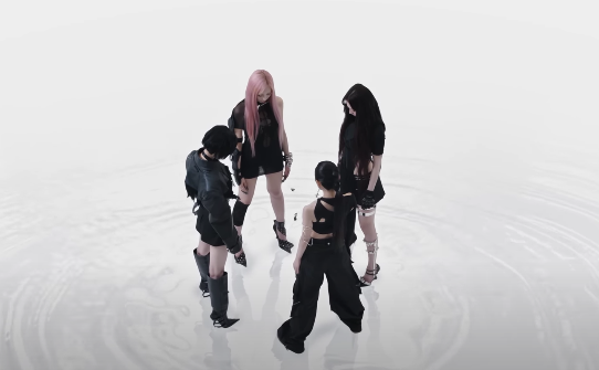 Para personel Aespa dalam klip video lagu Whiplash. (Foto/YouTube SM Town)