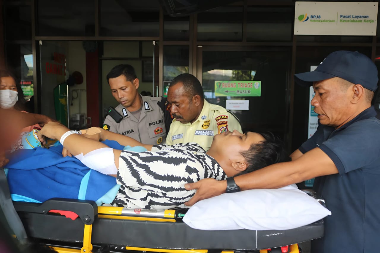 Bripka Josua saat dievakuasi untuk diterbangkan ke Jakarta. (BeritaNasional/dok hum Polri)