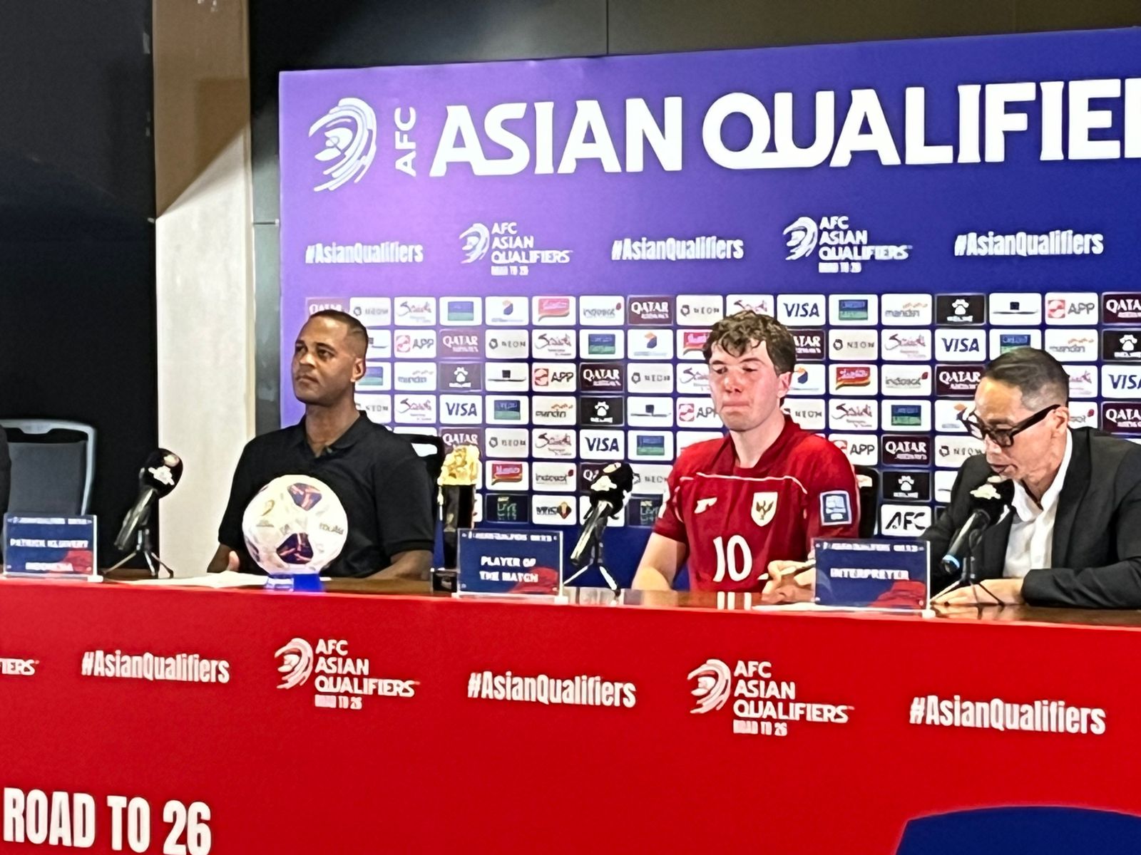 Patrick Kluivert dan Ole Romeny dalam sesi wawancara. (BeritaNasional/Harits)