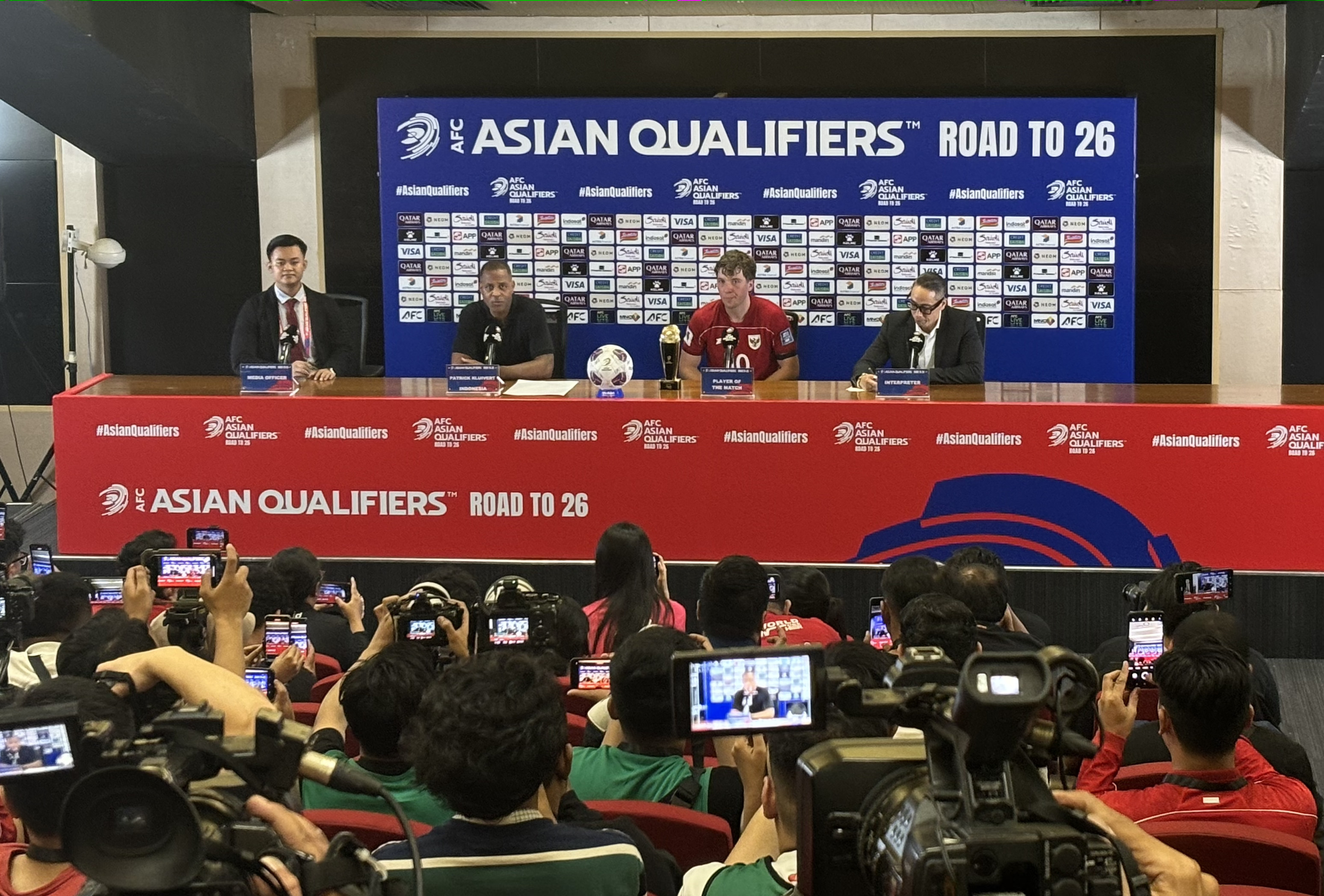 Patrick Kluivert dan Ole Romeny saat sesi wawancara. (BeritaNasional/Satria)