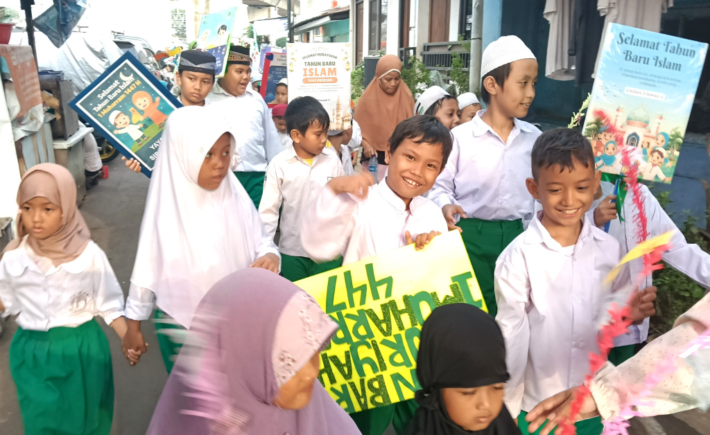 Siswa Sekolah Islam mengikuti pawai menyambut Tahun Baru Islam 1447 H di Jakarta, Selasa (24/6/2025).  (Beritanasional.com/Oke Atmaja)