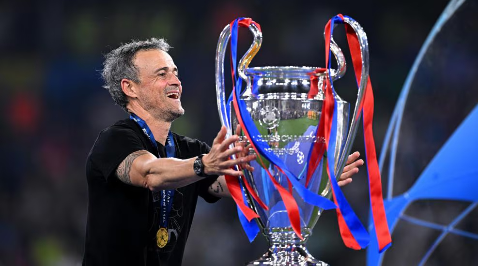 Pelatih Kepala PSG Luis Enrique hendak mengangkat trofi Liga Champions. (Foto/UEFA)