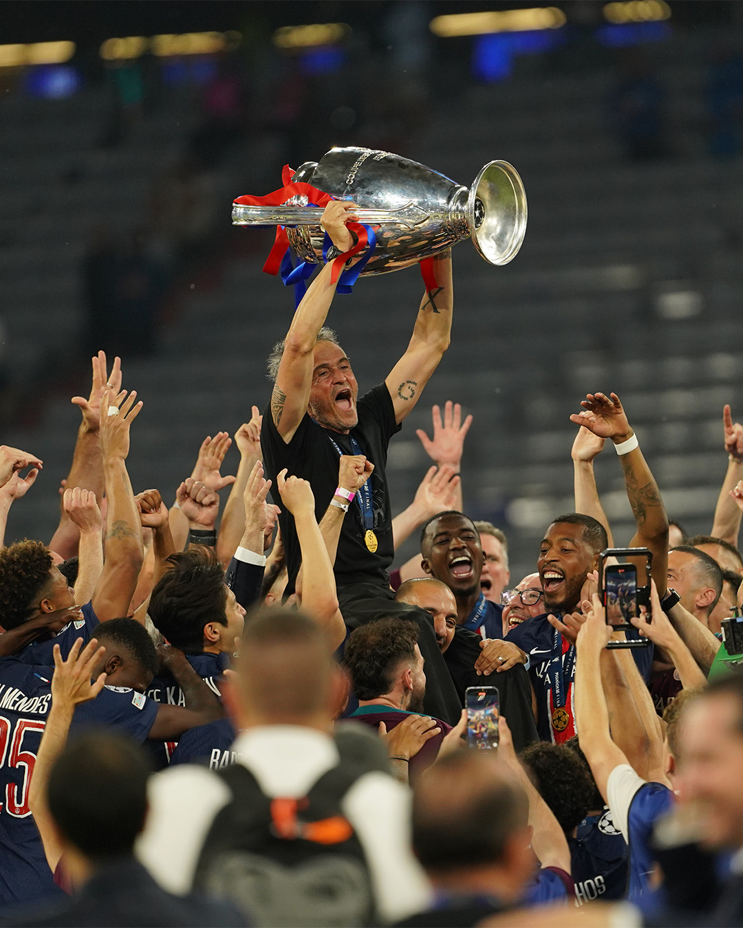 Pelatih Kepala PSG Luis Enrique mengangkat trofi Liga Champions. (Foto/UEFA)
