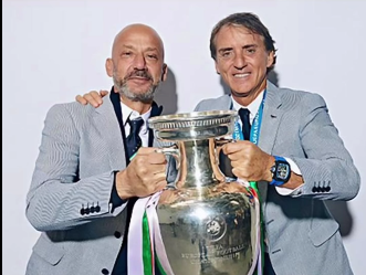 Pelatih Roberto Mancini (kanan) saat mengangkat trofi Euro bersama Timnas Italia. (Foto/Instagram Roberto Mancini)