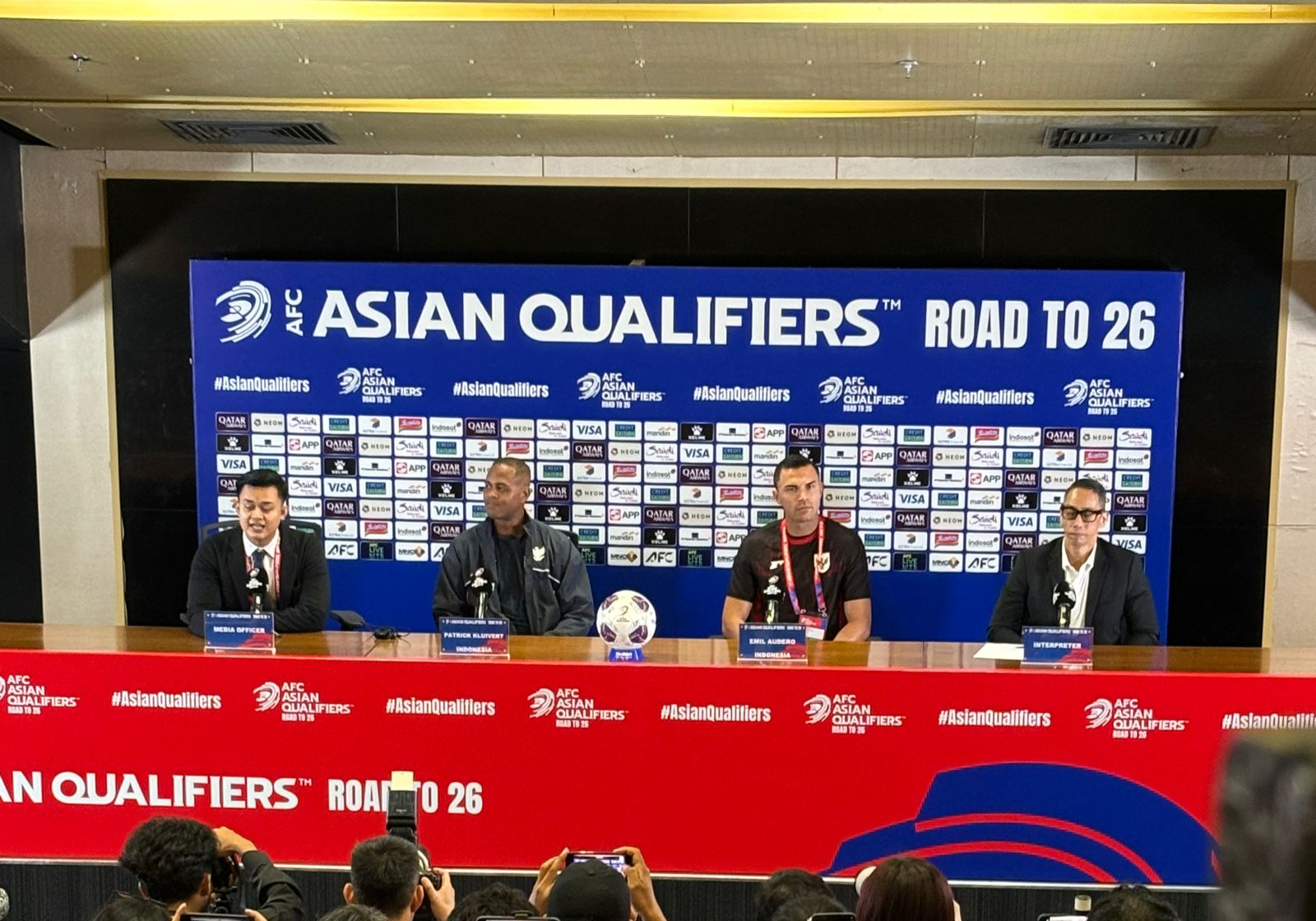 Pelatih Timnas Indonesia Patrick Kluivert saat memberikan keterangan pers. (BeritaNasional/Satria)