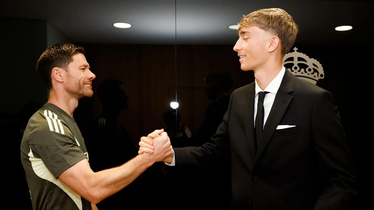 Pemain anyar Real Madrid Dean Huijsen (kanan) bersalaman dengan Pelatih Xabi Alonso. (Foto/realmadrid.com)