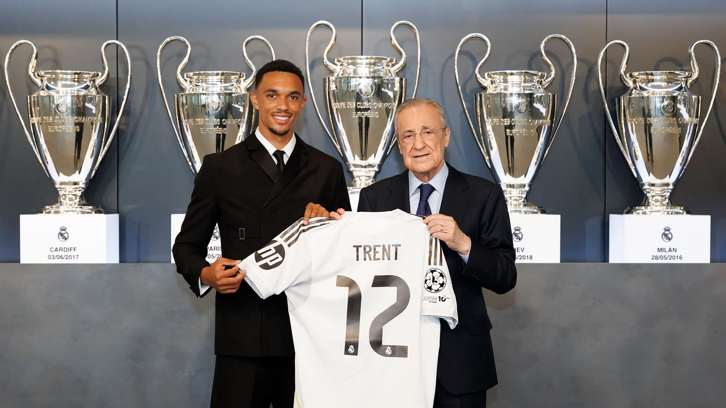 Pemain anyar Real Madrid Trent Alexander Arnold (kiri). (Foto/realmadrid.com)