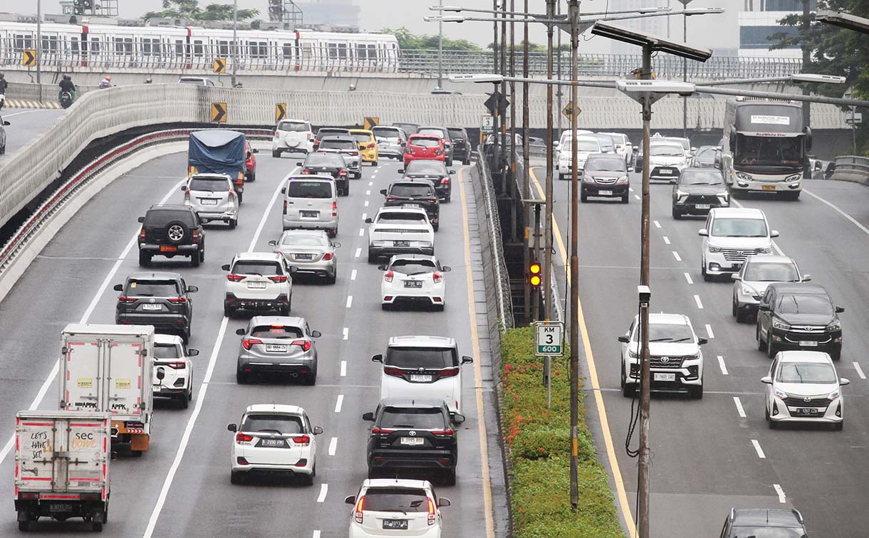 Sejumlah kendaraan roda empat melintas di Jalan Tol Dalam Kota, Jakarta, Rabu (4/6/2025).(Beritanasional.com/Oke Atmaja)