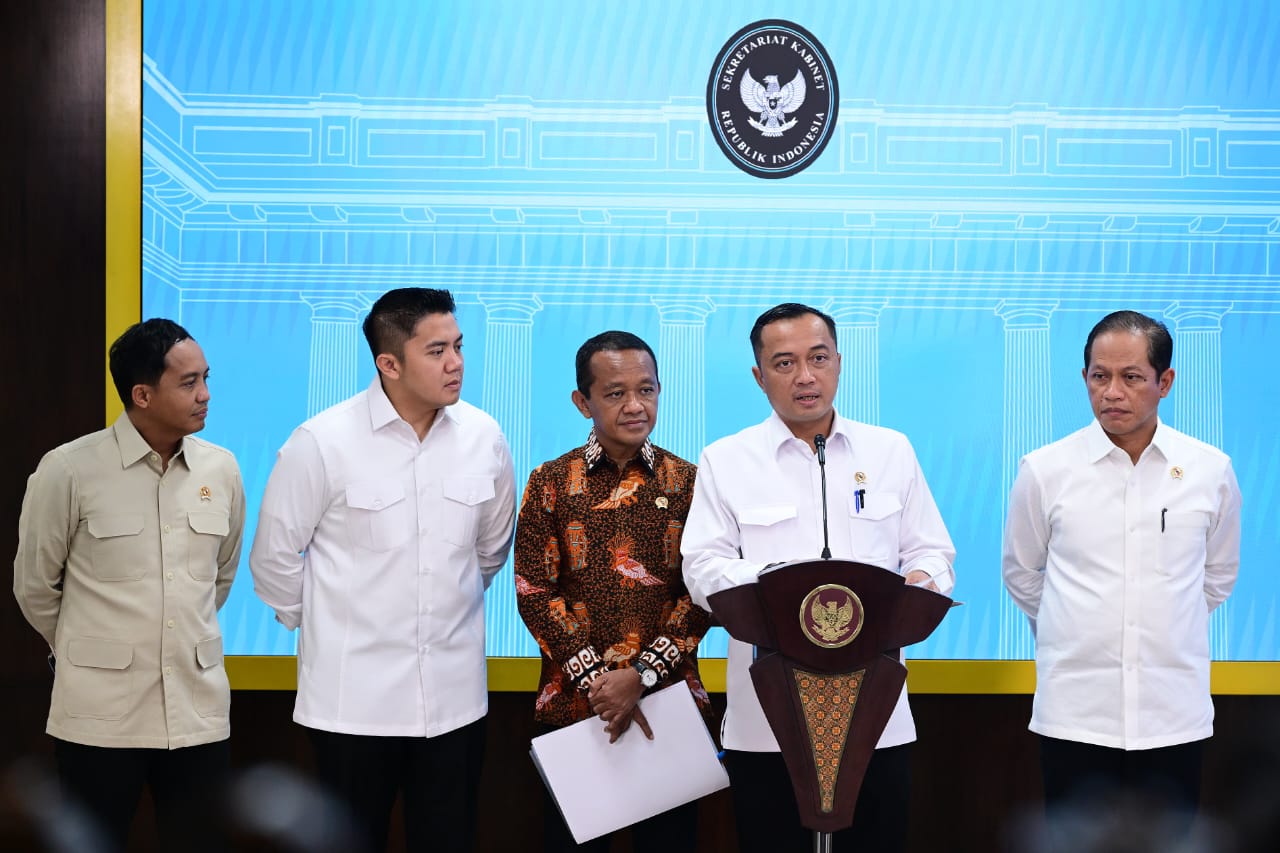 Pemerintah Resmi Cabut IUP 4 Perusahaan Tambang di Raja Ampat Mensesneg Prasetyo Hadi memberikan keterangan di Istana Negara. (BeritaNasional/Setpres)