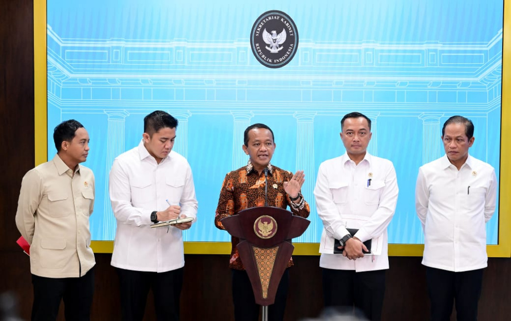 Menteri Energi dan Sumber Daya Mineral (ESDM) Bahlil Lahadalia (kedua kiri) bersama Menteri Sekretaris Negara, Prasetyo Hadi (kedua kanan), Sekretaris Kabinet Teddy Indra Wijaya (kiri), dan Menteri Lingkungan Hidup Hanif Faisol Nurofiq (kanan) menyampaikan keterangan terkait izin tambang nikel Kepulauan Raja Ampat di Kantor Kepresidenan, Jakarta, Selasa (10/6/2025). (Beritanasional.com/Biro Pers)