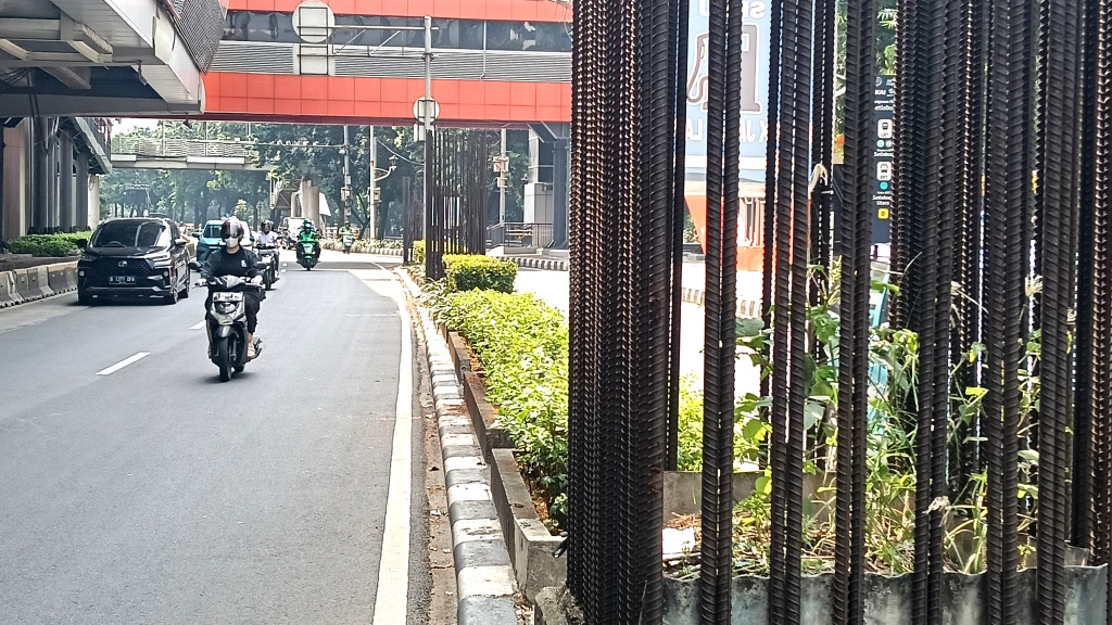 Sejumlah kendaraan bermotor melintasi tiang-tiang bekas proyek monorel Jakarta yang mangkrak di Jalan HR Rasuna Said, Setiabudi, Jakarta Selatan, Senin (9/6/2025). (Beritanasional.com/Oke Atmaja)