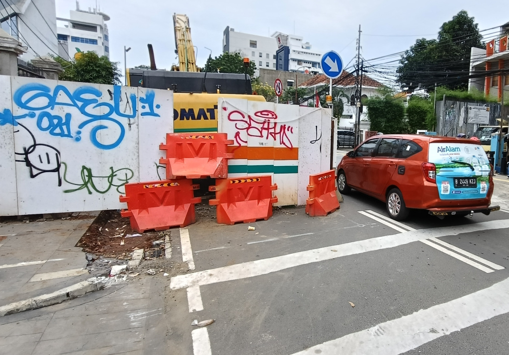 Sejumlah kendaraan bermotor melintasi proyek galian di ruas Jalan Cikini, Jakarta,  Kamis (18/6/2025). (Beritanasional.com/Oke Atmaja)