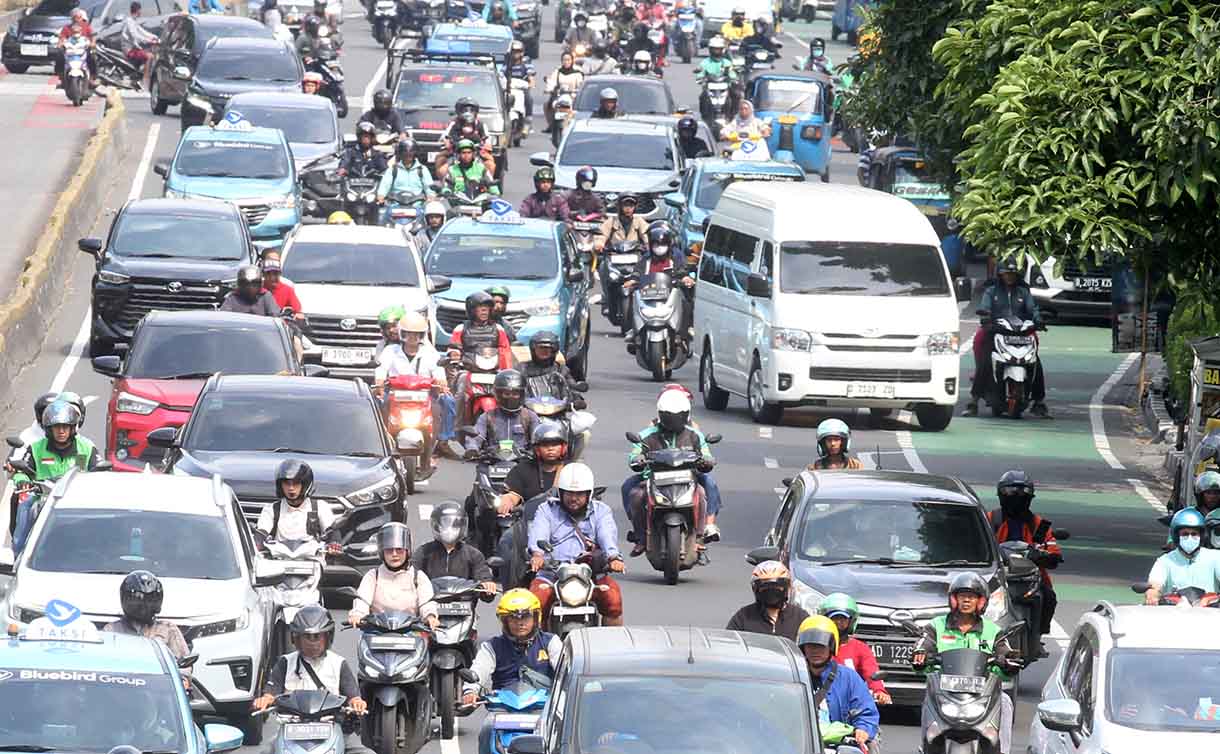 Kendaraan melintas di jalan keramat Raya, Jakarta, Jumat (13/6/2025). (Beritanasional.com/Oke Atmaja)