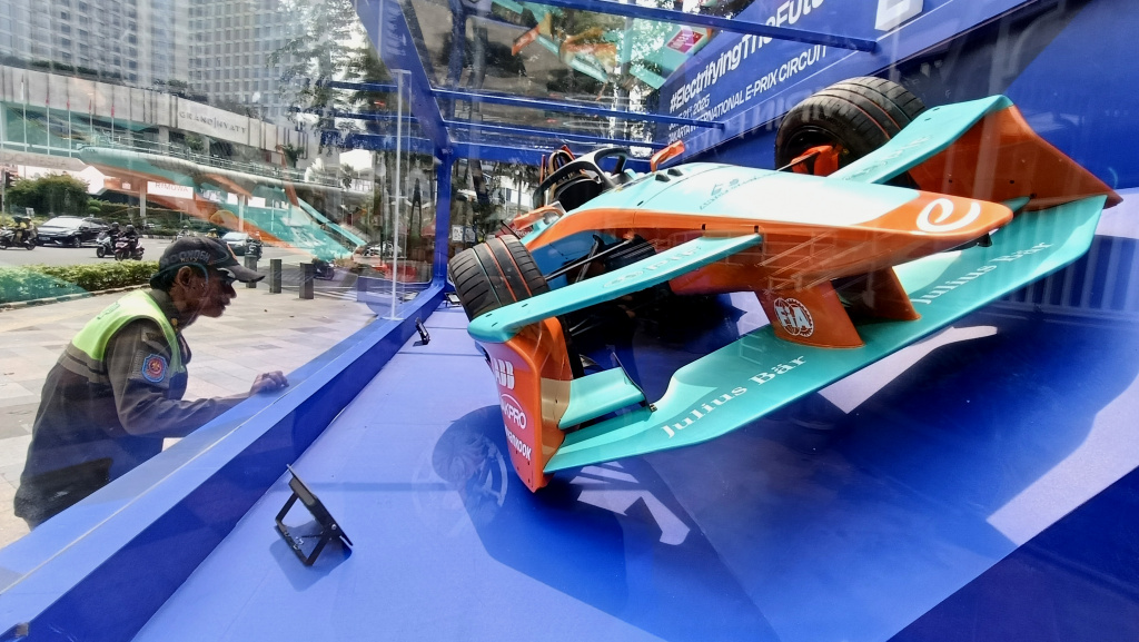 Warga melihat replika mobil balap listrik Formula E Gen3 Evo yang dipamerkan di kawasan Bundaran HI, Jakarta, Senin (2/6/2025). (Berita nasional.com/Oke Atmaja)